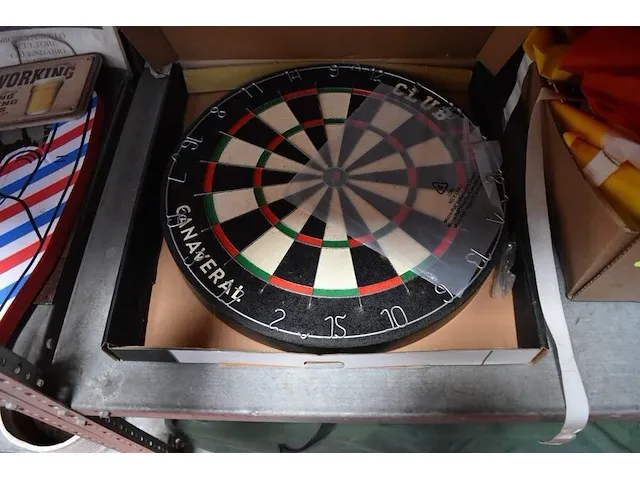 Dartbord, 9 reddingsvesten, tent quechua, veldbed, speelmat kinderen - afbeelding 4 van  8
