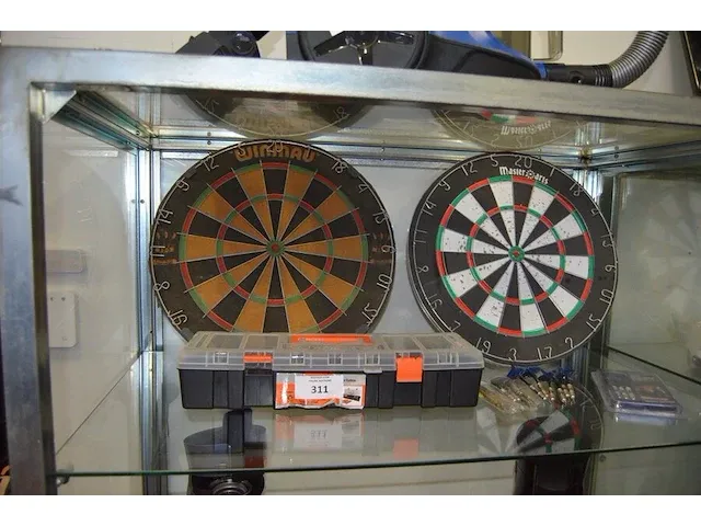 Dartsbord winmau, dartsbord master arts, 5 darts sets in opbergkoffer - afbeelding 1 van  6