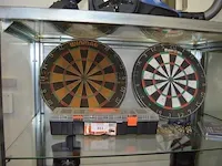 Dartsbord winmau, dartsbord master arts, 5 darts sets in opbergkoffer