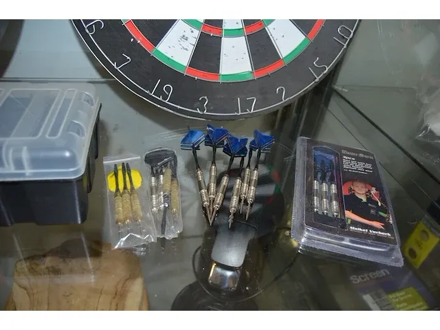 Dartsbord winmau, dartsbord master arts, 5 darts sets in opbergkoffer - afbeelding 4 van  6