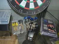 Dartsbord winmau, dartsbord master arts, 5 darts sets in opbergkoffer - afbeelding 4 van  6