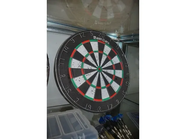 Dartsbord winmau, dartsbord master arts, 5 darts sets in opbergkoffer - afbeelding 5 van  6