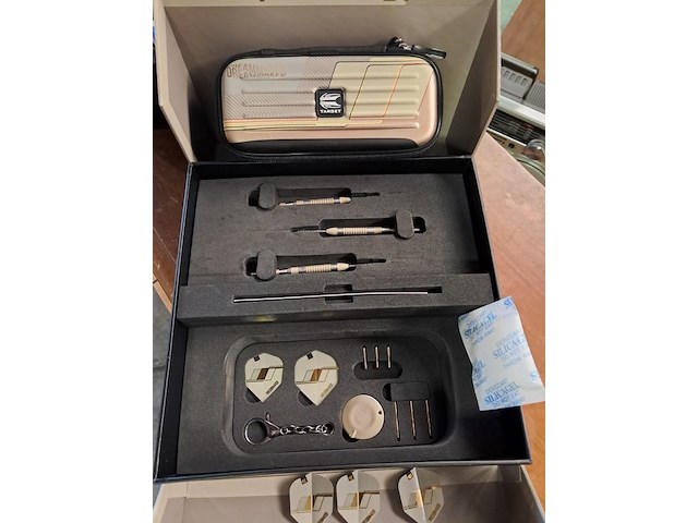 Dartset limited edition nieuw van dimitri van den bergh - afbeelding 2 van  4