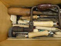 De borst van de timmerman met hulpmiddelen - afbeelding 2 van  3