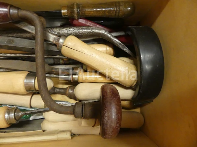 De borst van de timmerman met hulpmiddelen - afbeelding 3 van  3