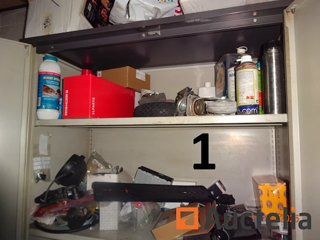 De hele kamer (deze moet worden geleegd), namelijk: 4 metalen kasten met twee deuren, 1 metalen kast met 2 vouwdeuren, 1 metalen kast met twee schuifdeuren, 1 doos makita gereedschap, 1 gereedschapskist, diverse gereedschapskisten, alles in de kasten, betalingssysteem, kantooraccessoires, navulling, voorraad t-shirts en poloshirts met het opschrift "déménagements dubois", paren handschoenen, mechanische accessoires, zaklamp, oliekan, koplamp, prullenbakhouder - afbeelding 2 van  22