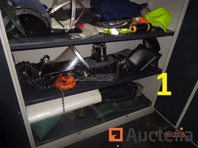 De hele kamer (deze moet worden geleegd), namelijk: 4 metalen kasten met twee deuren, 1 metalen kast met 2 vouwdeuren, 1 metalen kast met twee schuifdeuren, 1 doos makita gereedschap, 1 gereedschapskist, diverse gereedschapskisten, alles in de kasten, betalingssysteem, kantooraccessoires, navulling, voorraad t-shirts en poloshirts met het opschrift "déménagements dubois", paren handschoenen, mechanische accessoires, zaklamp, oliekan, koplamp, prullenbakhouder - afbeelding 3 van  22