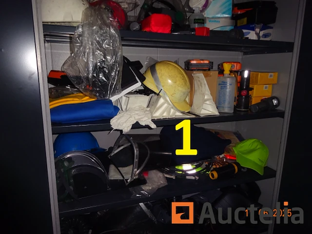 De hele kamer (deze moet worden geleegd), namelijk: 4 metalen kasten met twee deuren, 1 metalen kast met 2 vouwdeuren, 1 metalen kast met twee schuifdeuren, 1 doos makita gereedschap, 1 gereedschapskist, diverse gereedschapskisten, alles in de kasten, betalingssysteem, kantooraccessoires, navulling, voorraad t-shirts en poloshirts met het opschrift "déménagements dubois", paren handschoenen, mechanische accessoires, zaklamp, oliekan, koplamp, prullenbakhouder - afbeelding 4 van  22