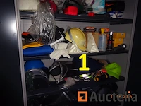 De hele kamer (deze moet worden geleegd), namelijk: 4 metalen kasten met twee deuren, 1 metalen kast met 2 vouwdeuren, 1 metalen kast met twee schuifdeuren, 1 doos makita gereedschap, 1 gereedschapskist, diverse gereedschapskisten, alles in de kasten, betalingssysteem, kantooraccessoires, navulling, voorraad t-shirts en poloshirts met het opschrift "déménagements dubois", paren handschoenen, mechanische accessoires, zaklamp, oliekan, koplamp, prullenbakhouder - afbeelding 4 van  22