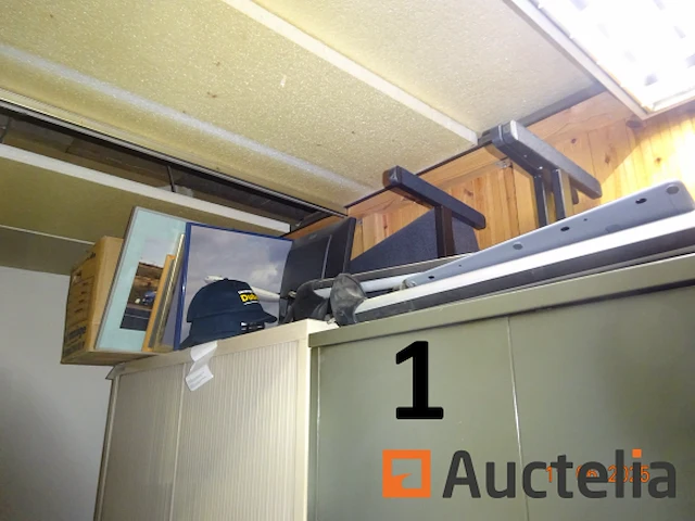 De hele kamer (deze moet worden geleegd), namelijk: 4 metalen kasten met twee deuren, 1 metalen kast met 2 vouwdeuren, 1 metalen kast met twee schuifdeuren, 1 doos makita gereedschap, 1 gereedschapskist, diverse gereedschapskisten, alles in de kasten, betalingssysteem, kantooraccessoires, navulling, voorraad t-shirts en poloshirts met het opschrift "déménagements dubois", paren handschoenen, mechanische accessoires, zaklamp, oliekan, koplamp, prullenbakhouder - afbeelding 5 van  22