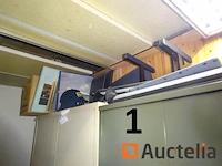 De hele kamer (deze moet worden geleegd), namelijk: 4 metalen kasten met twee deuren, 1 metalen kast met 2 vouwdeuren, 1 metalen kast met twee schuifdeuren, 1 doos makita gereedschap, 1 gereedschapskist, diverse gereedschapskisten, alles in de kasten, betalingssysteem, kantooraccessoires, navulling, voorraad t-shirts en poloshirts met het opschrift "déménagements dubois", paren handschoenen, mechanische accessoires, zaklamp, oliekan, koplamp, prullenbakhouder - afbeelding 5 van  22