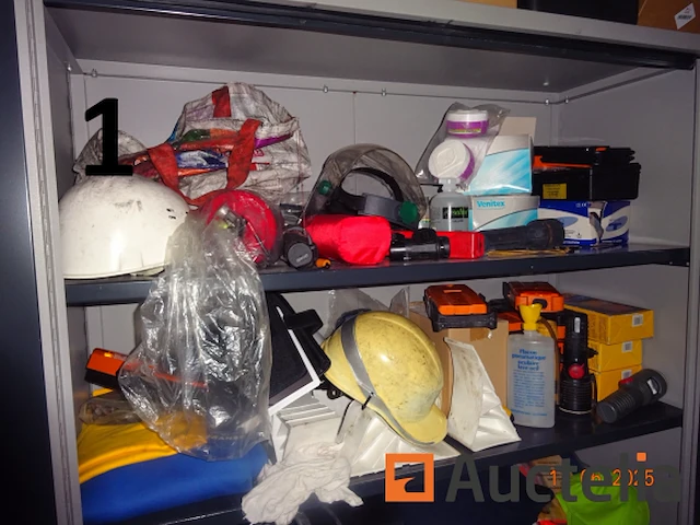 De hele kamer (deze moet worden geleegd), namelijk: 4 metalen kasten met twee deuren, 1 metalen kast met 2 vouwdeuren, 1 metalen kast met twee schuifdeuren, 1 doos makita gereedschap, 1 gereedschapskist, diverse gereedschapskisten, alles in de kasten, betalingssysteem, kantooraccessoires, navulling, voorraad t-shirts en poloshirts met het opschrift "déménagements dubois", paren handschoenen, mechanische accessoires, zaklamp, oliekan, koplamp, prullenbakhouder - afbeelding 6 van  22