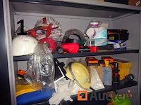 De hele kamer (deze moet worden geleegd), namelijk: 4 metalen kasten met twee deuren, 1 metalen kast met 2 vouwdeuren, 1 metalen kast met twee schuifdeuren, 1 doos makita gereedschap, 1 gereedschapskist, diverse gereedschapskisten, alles in de kasten, betalingssysteem, kantooraccessoires, navulling, voorraad t-shirts en poloshirts met het opschrift "déménagements dubois", paren handschoenen, mechanische accessoires, zaklamp, oliekan, koplamp, prullenbakhouder - afbeelding 6 van  22