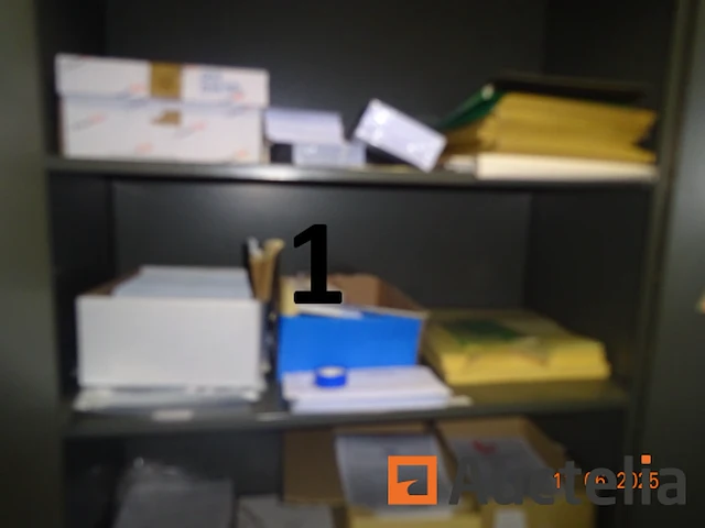 De hele kamer (deze moet worden geleegd), namelijk: 4 metalen kasten met twee deuren, 1 metalen kast met 2 vouwdeuren, 1 metalen kast met twee schuifdeuren, 1 doos makita gereedschap, 1 gereedschapskist, diverse gereedschapskisten, alles in de kasten, betalingssysteem, kantooraccessoires, navulling, voorraad t-shirts en poloshirts met het opschrift "déménagements dubois", paren handschoenen, mechanische accessoires, zaklamp, oliekan, koplamp, prullenbakhouder - afbeelding 7 van  22