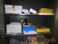 De hele kamer (deze moet worden geleegd), namelijk: 4 metalen kasten met twee deuren, 1 metalen kast met 2 vouwdeuren, 1 metalen kast met twee schuifdeuren, 1 doos makita gereedschap, 1 gereedschapskist, diverse gereedschapskisten, alles in de kasten, betalingssysteem, kantooraccessoires, navulling, voorraad t-shirts en poloshirts met het opschrift "déménagements dubois", paren handschoenen, mechanische accessoires, zaklamp, oliekan, koplamp, prullenbakhouder - afbeelding 7 van  22