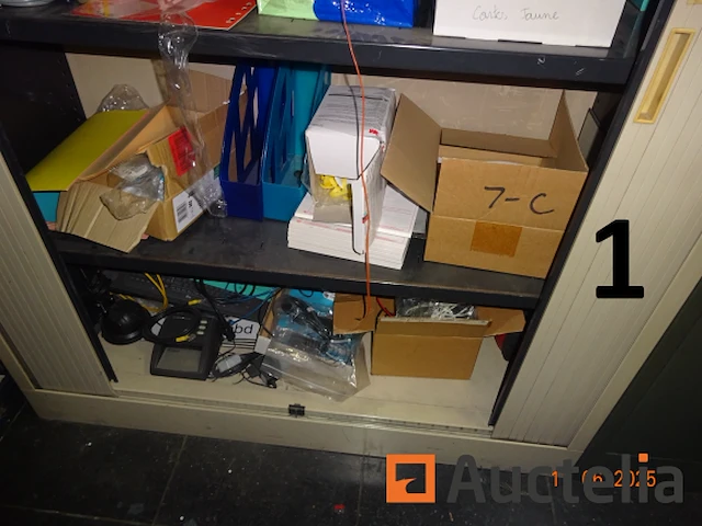 De hele kamer (deze moet worden geleegd), namelijk: 4 metalen kasten met twee deuren, 1 metalen kast met 2 vouwdeuren, 1 metalen kast met twee schuifdeuren, 1 doos makita gereedschap, 1 gereedschapskist, diverse gereedschapskisten, alles in de kasten, betalingssysteem, kantooraccessoires, navulling, voorraad t-shirts en poloshirts met het opschrift "déménagements dubois", paren handschoenen, mechanische accessoires, zaklamp, oliekan, koplamp, prullenbakhouder - afbeelding 9 van  22