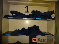 De hele kamer (deze moet worden geleegd), namelijk: 4 metalen kasten met twee deuren, 1 metalen kast met 2 vouwdeuren, 1 metalen kast met twee schuifdeuren, 1 doos makita gereedschap, 1 gereedschapskist, diverse gereedschapskisten, alles in de kasten, betalingssysteem, kantooraccessoires, navulling, voorraad t-shirts en poloshirts met het opschrift "déménagements dubois", paren handschoenen, mechanische accessoires, zaklamp, oliekan, koplamp, prullenbakhouder - afbeelding 10 van  22