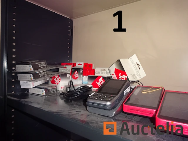 De hele kamer (deze moet worden geleegd), namelijk: 4 metalen kasten met twee deuren, 1 metalen kast met 2 vouwdeuren, 1 metalen kast met twee schuifdeuren, 1 doos makita gereedschap, 1 gereedschapskist, diverse gereedschapskisten, alles in de kasten, betalingssysteem, kantooraccessoires, navulling, voorraad t-shirts en poloshirts met het opschrift "déménagements dubois", paren handschoenen, mechanische accessoires, zaklamp, oliekan, koplamp, prullenbakhouder - afbeelding 11 van  22
