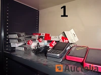 De hele kamer (deze moet worden geleegd), namelijk: 4 metalen kasten met twee deuren, 1 metalen kast met 2 vouwdeuren, 1 metalen kast met twee schuifdeuren, 1 doos makita gereedschap, 1 gereedschapskist, diverse gereedschapskisten, alles in de kasten, betalingssysteem, kantooraccessoires, navulling, voorraad t-shirts en poloshirts met het opschrift "déménagements dubois", paren handschoenen, mechanische accessoires, zaklamp, oliekan, koplamp, prullenbakhouder - afbeelding 11 van  22