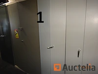 De hele kamer (deze moet worden geleegd), namelijk: 4 metalen kasten met twee deuren, 1 metalen kast met 2 vouwdeuren, 1 metalen kast met twee schuifdeuren, 1 doos makita gereedschap, 1 gereedschapskist, diverse gereedschapskisten, alles in de kasten, betalingssysteem, kantooraccessoires, navulling, voorraad t-shirts en poloshirts met het opschrift "déménagements dubois", paren handschoenen, mechanische accessoires, zaklamp, oliekan, koplamp, prullenbakhouder