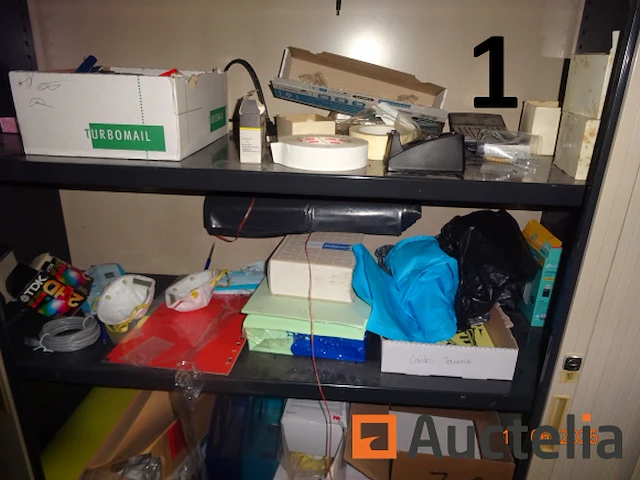 De hele kamer (deze moet worden geleegd), namelijk: 4 metalen kasten met twee deuren, 1 metalen kast met 2 vouwdeuren, 1 metalen kast met twee schuifdeuren, 1 doos makita gereedschap, 1 gereedschapskist, diverse gereedschapskisten, alles in de kasten, betalingssysteem, kantooraccessoires, navulling, voorraad t-shirts en poloshirts met het opschrift "déménagements dubois", paren handschoenen, mechanische accessoires, zaklamp, oliekan, koplamp, prullenbakhouder - afbeelding 13 van  22
