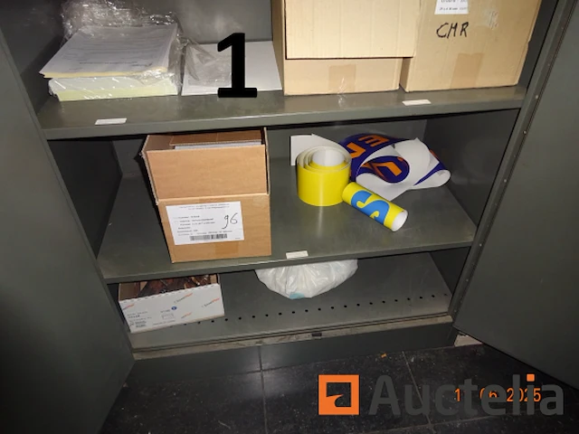 De hele kamer (deze moet worden geleegd), namelijk: 4 metalen kasten met twee deuren, 1 metalen kast met 2 vouwdeuren, 1 metalen kast met twee schuifdeuren, 1 doos makita gereedschap, 1 gereedschapskist, diverse gereedschapskisten, alles in de kasten, betalingssysteem, kantooraccessoires, navulling, voorraad t-shirts en poloshirts met het opschrift "déménagements dubois", paren handschoenen, mechanische accessoires, zaklamp, oliekan, koplamp, prullenbakhouder - afbeelding 14 van  22