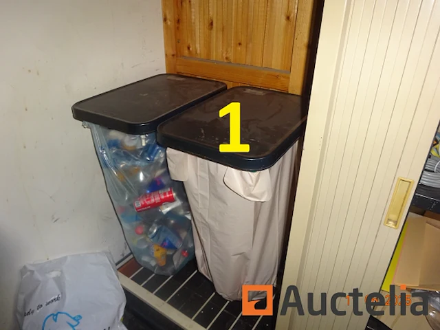 De hele kamer (deze moet worden geleegd), namelijk: 4 metalen kasten met twee deuren, 1 metalen kast met 2 vouwdeuren, 1 metalen kast met twee schuifdeuren, 1 doos makita gereedschap, 1 gereedschapskist, diverse gereedschapskisten, alles in de kasten, betalingssysteem, kantooraccessoires, navulling, voorraad t-shirts en poloshirts met het opschrift "déménagements dubois", paren handschoenen, mechanische accessoires, zaklamp, oliekan, koplamp, prullenbakhouder - afbeelding 15 van  22