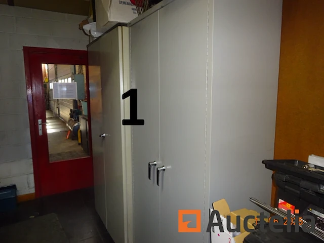De hele kamer (deze moet worden geleegd), namelijk: 4 metalen kasten met twee deuren, 1 metalen kast met 2 vouwdeuren, 1 metalen kast met twee schuifdeuren, 1 doos makita gereedschap, 1 gereedschapskist, diverse gereedschapskisten, alles in de kasten, betalingssysteem, kantooraccessoires, navulling, voorraad t-shirts en poloshirts met het opschrift "déménagements dubois", paren handschoenen, mechanische accessoires, zaklamp, oliekan, koplamp, prullenbakhouder - afbeelding 12 van  22