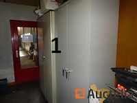 De hele kamer (deze moet worden geleegd), namelijk: 4 metalen kasten met twee deuren, 1 metalen kast met 2 vouwdeuren, 1 metalen kast met twee schuifdeuren, 1 doos makita gereedschap, 1 gereedschapskist, diverse gereedschapskisten, alles in de kasten, betalingssysteem, kantooraccessoires, navulling, voorraad t-shirts en poloshirts met het opschrift "déménagements dubois", paren handschoenen, mechanische accessoires, zaklamp, oliekan, koplamp, prullenbakhouder - afbeelding 12 van  22