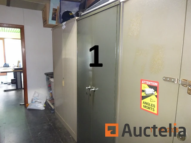 De hele kamer (deze moet worden geleegd), namelijk: 4 metalen kasten met twee deuren, 1 metalen kast met 2 vouwdeuren, 1 metalen kast met twee schuifdeuren, 1 doos makita gereedschap, 1 gereedschapskist, diverse gereedschapskisten, alles in de kasten, betalingssysteem, kantooraccessoires, navulling, voorraad t-shirts en poloshirts met het opschrift "déménagements dubois", paren handschoenen, mechanische accessoires, zaklamp, oliekan, koplamp, prullenbakhouder - afbeelding 16 van  22