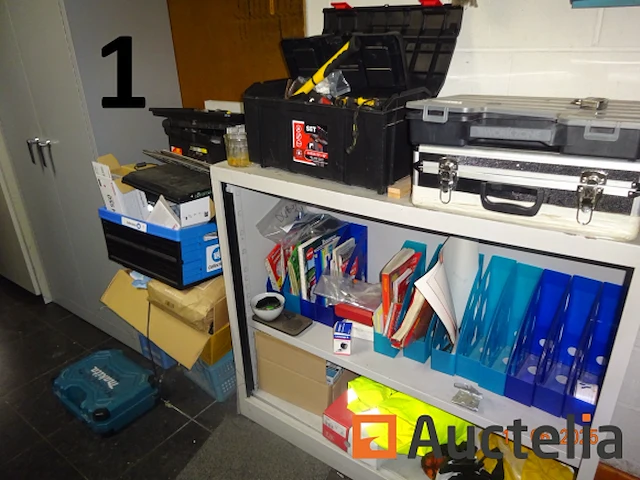 De hele kamer (deze moet worden geleegd), namelijk: 4 metalen kasten met twee deuren, 1 metalen kast met 2 vouwdeuren, 1 metalen kast met twee schuifdeuren, 1 doos makita gereedschap, 1 gereedschapskist, diverse gereedschapskisten, alles in de kasten, betalingssysteem, kantooraccessoires, navulling, voorraad t-shirts en poloshirts met het opschrift "déménagements dubois", paren handschoenen, mechanische accessoires, zaklamp, oliekan, koplamp, prullenbakhouder - afbeelding 17 van  22