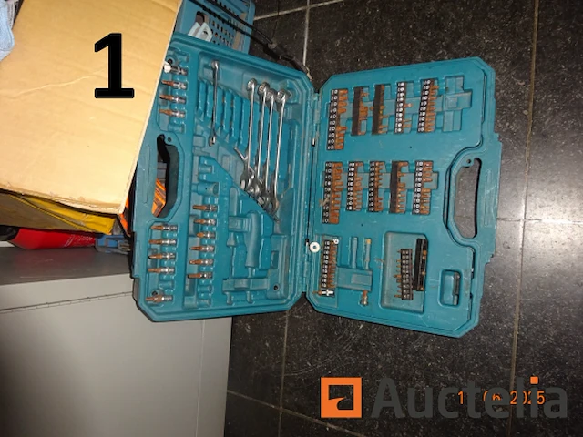 De hele kamer (deze moet worden geleegd), namelijk: 4 metalen kasten met twee deuren, 1 metalen kast met 2 vouwdeuren, 1 metalen kast met twee schuifdeuren, 1 doos makita gereedschap, 1 gereedschapskist, diverse gereedschapskisten, alles in de kasten, betalingssysteem, kantooraccessoires, navulling, voorraad t-shirts en poloshirts met het opschrift "déménagements dubois", paren handschoenen, mechanische accessoires, zaklamp, oliekan, koplamp, prullenbakhouder - afbeelding 18 van  22