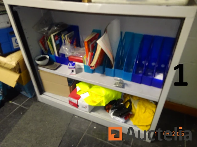 De hele kamer (deze moet worden geleegd), namelijk: 4 metalen kasten met twee deuren, 1 metalen kast met 2 vouwdeuren, 1 metalen kast met twee schuifdeuren, 1 doos makita gereedschap, 1 gereedschapskist, diverse gereedschapskisten, alles in de kasten, betalingssysteem, kantooraccessoires, navulling, voorraad t-shirts en poloshirts met het opschrift "déménagements dubois", paren handschoenen, mechanische accessoires, zaklamp, oliekan, koplamp, prullenbakhouder - afbeelding 19 van  22