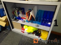 De hele kamer (deze moet worden geleegd), namelijk: 4 metalen kasten met twee deuren, 1 metalen kast met 2 vouwdeuren, 1 metalen kast met twee schuifdeuren, 1 doos makita gereedschap, 1 gereedschapskist, diverse gereedschapskisten, alles in de kasten, betalingssysteem, kantooraccessoires, navulling, voorraad t-shirts en poloshirts met het opschrift "déménagements dubois", paren handschoenen, mechanische accessoires, zaklamp, oliekan, koplamp, prullenbakhouder - afbeelding 19 van  22