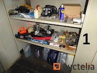 De hele kamer (deze moet worden geleegd), namelijk: 4 metalen kasten met twee deuren, 1 metalen kast met 2 vouwdeuren, 1 metalen kast met twee schuifdeuren, 1 doos makita gereedschap, 1 gereedschapskist, diverse gereedschapskisten, alles in de kasten, betalingssysteem, kantooraccessoires, navulling, voorraad t-shirts en poloshirts met het opschrift "déménagements dubois", paren handschoenen, mechanische accessoires, zaklamp, oliekan, koplamp, prullenbakhouder - afbeelding 20 van  22
