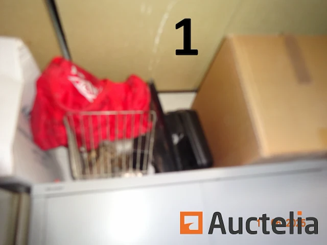 De hele kamer (deze moet worden geleegd), namelijk: 4 metalen kasten met twee deuren, 1 metalen kast met 2 vouwdeuren, 1 metalen kast met twee schuifdeuren, 1 doos makita gereedschap, 1 gereedschapskist, diverse gereedschapskisten, alles in de kasten, betalingssysteem, kantooraccessoires, navulling, voorraad t-shirts en poloshirts met het opschrift "déménagements dubois", paren handschoenen, mechanische accessoires, zaklamp, oliekan, koplamp, prullenbakhouder - afbeelding 22 van  22