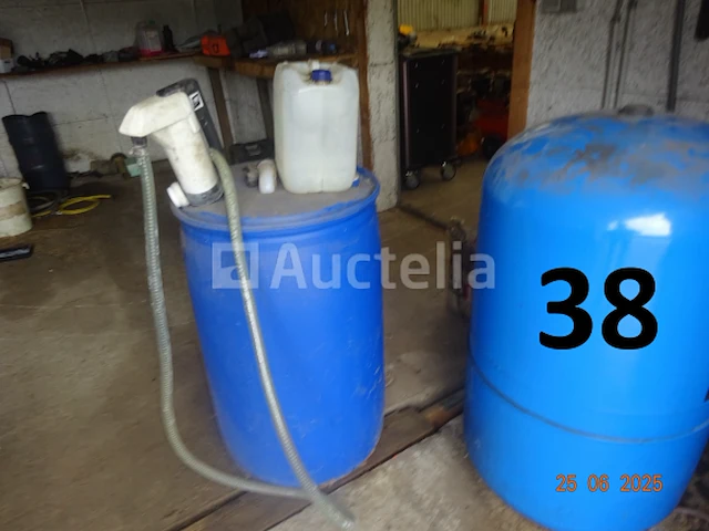 De hele kamer inclusief olieblikken met pomp, pvc-bussen met adblue en pomp, 8 riemen a4-papier (2500 vellen per doos, d.w.z. 20.000 vellen) - afbeelding 2 van  13