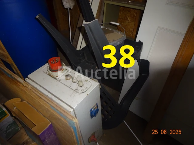 De hele kamer inclusief olieblikken met pomp, pvc-bussen met adblue en pomp, 8 riemen a4-papier (2500 vellen per doos, d.w.z. 20.000 vellen) - afbeelding 3 van  13