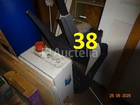 De hele kamer inclusief olieblikken met pomp, pvc-bussen met adblue en pomp, 8 riemen a4-papier (2500 vellen per doos, d.w.z. 20.000 vellen) - afbeelding 3 van  13