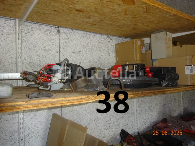 De hele kamer inclusief olieblikken met pomp, pvc-bussen met adblue en pomp, 8 riemen a4-papier (2500 vellen per doos, d.w.z. 20.000 vellen) - afbeelding 4 van  13