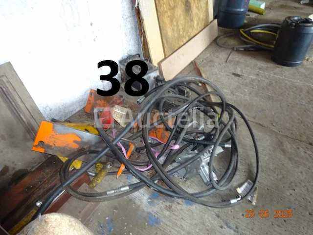 De hele kamer inclusief olieblikken met pomp, pvc-bussen met adblue en pomp, 8 riemen a4-papier (2500 vellen per doos, d.w.z. 20.000 vellen) - afbeelding 5 van  13