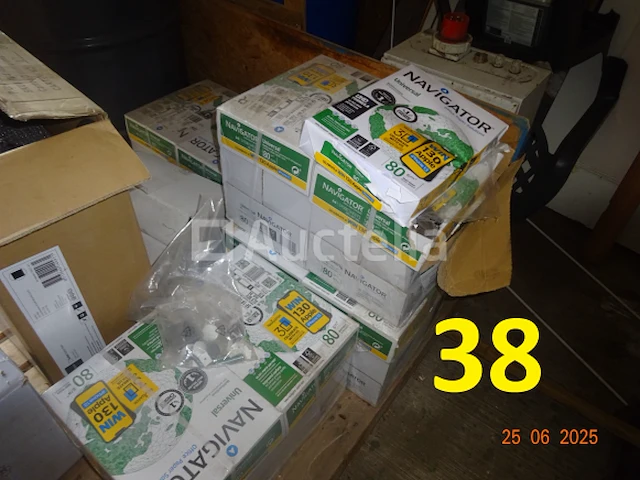 De hele kamer inclusief olieblikken met pomp, pvc-bussen met adblue en pomp, 8 riemen a4-papier (2500 vellen per doos, d.w.z. 20.000 vellen) - afbeelding 1 van  13