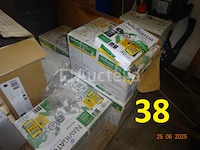 De hele kamer inclusief olieblikken met pomp, pvc-bussen met adblue en pomp, 8 riemen a4-papier (2500 vellen per doos, d.w.z. 20.000 vellen) - afbeelding 1 van  13