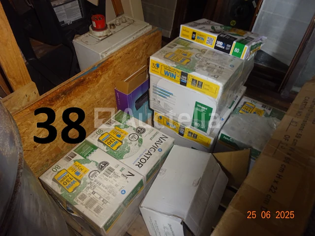 De hele kamer inclusief olieblikken met pomp, pvc-bussen met adblue en pomp, 8 riemen a4-papier (2500 vellen per doos, d.w.z. 20.000 vellen) - afbeelding 6 van  13