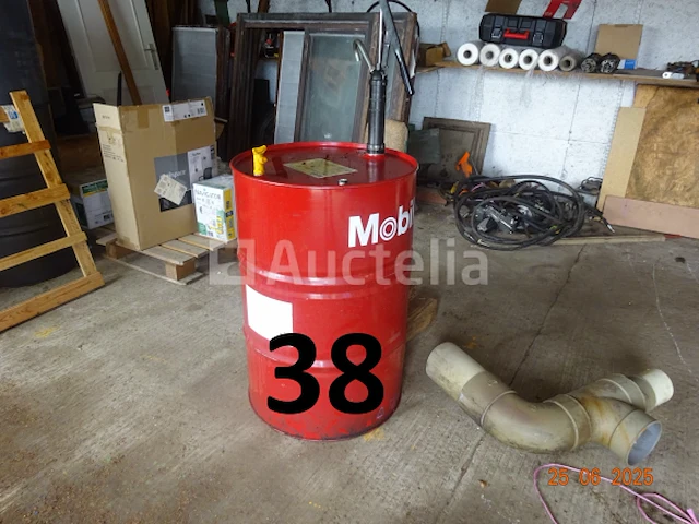 De hele kamer inclusief olieblikken met pomp, pvc-bussen met adblue en pomp, 8 riemen a4-papier (2500 vellen per doos, d.w.z. 20.000 vellen) - afbeelding 7 van  13