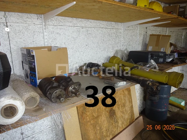 De hele kamer inclusief olieblikken met pomp, pvc-bussen met adblue en pomp, 8 riemen a4-papier (2500 vellen per doos, d.w.z. 20.000 vellen) - afbeelding 8 van  13