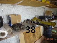 De hele kamer inclusief olieblikken met pomp, pvc-bussen met adblue en pomp, 8 riemen a4-papier (2500 vellen per doos, d.w.z. 20.000 vellen) - afbeelding 8 van  13