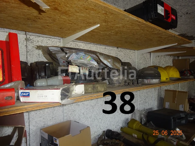De hele kamer inclusief olieblikken met pomp, pvc-bussen met adblue en pomp, 8 riemen a4-papier (2500 vellen per doos, d.w.z. 20.000 vellen) - afbeelding 9 van  13