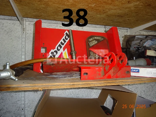De hele kamer inclusief olieblikken met pomp, pvc-bussen met adblue en pomp, 8 riemen a4-papier (2500 vellen per doos, d.w.z. 20.000 vellen) - afbeelding 11 van  13