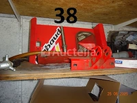 De hele kamer inclusief olieblikken met pomp, pvc-bussen met adblue en pomp, 8 riemen a4-papier (2500 vellen per doos, d.w.z. 20.000 vellen) - afbeelding 11 van  13